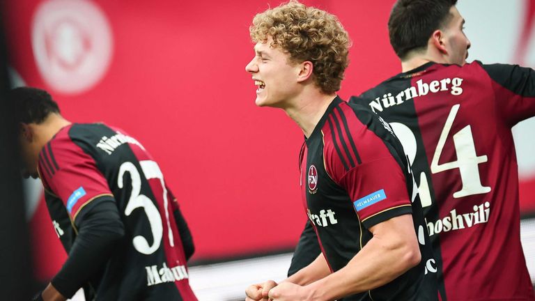 Piet Scobel (mitte) sorgte mit seinem Doppelpack für den späten Club-Sieg gegen Elversberg. Am Freitag trifft der Club auf Darmstadt. 