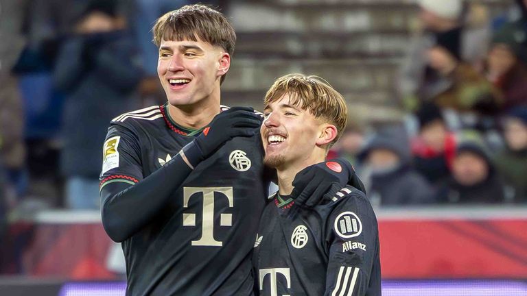 Javi Fernandez (l.) jubelt mit Lennart Karl über den Sieg des FC Bayern München gegen RB Salzburg.