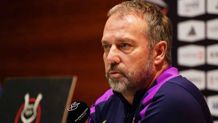 Lobte den Star-Stürmer des Dauerrivalen: Barca-Coach Hansi Flick.