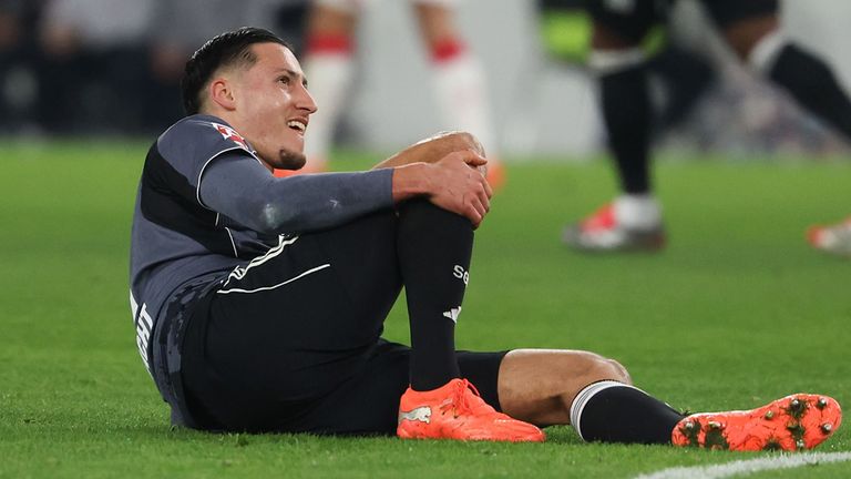 Frankfurt-Neuzugang Younes Ebnoutalib verletzte sich bei der Niederlage gegen den VfB Stuttgart am Knie. 