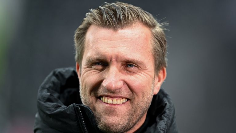 Markus Krösche lotst Wunschspieler Arnaud Kalimuendo nach Frankfurt.