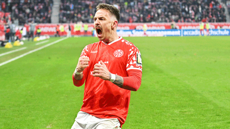 Phillip Tietz (1. FSV Mainz 05) jubelt nach seinem Treffer zum 1:1 gegen den VfL Wolfsburg.