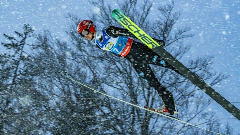 Karl Geiger springt in Willingen auf das Podest.