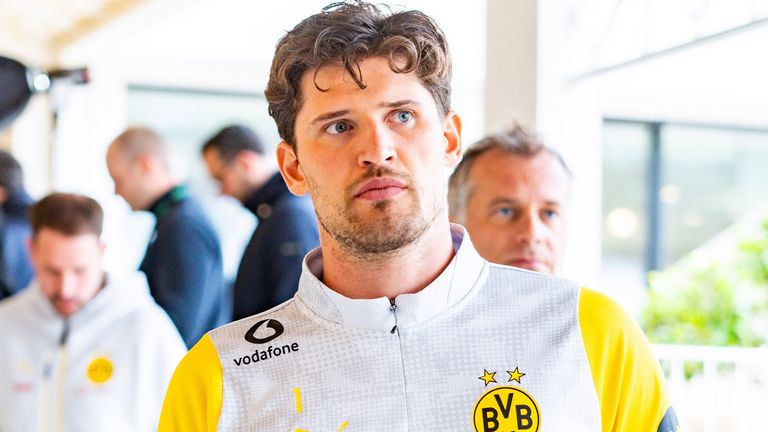 BVB-Keeper Gregor Kobel muss krankheitsbedingt vorzeitig aus dem BVB-Trainingslager abreisen. 