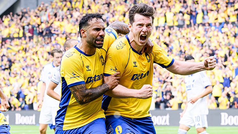 Michael Gregoritsch (r.) bejubelt ein Tor für Bröndby IF.