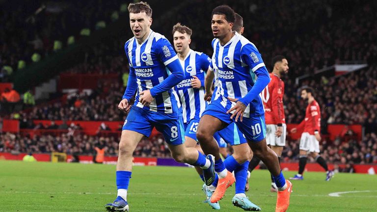 Brajan Gruda (l.) feiert seinen frühen Treffer, der Brighton auf die Siegerstraße brachte.