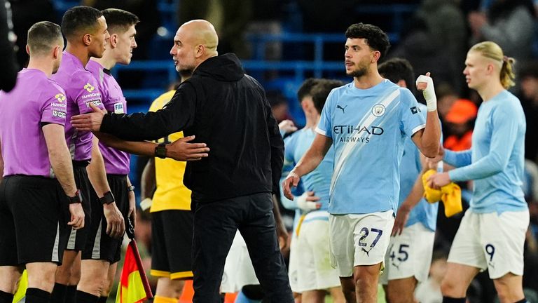 Pep Guardiola war mit der Spielleitung des Schiedsrichter-Debütanten mehr als unzufrieden.