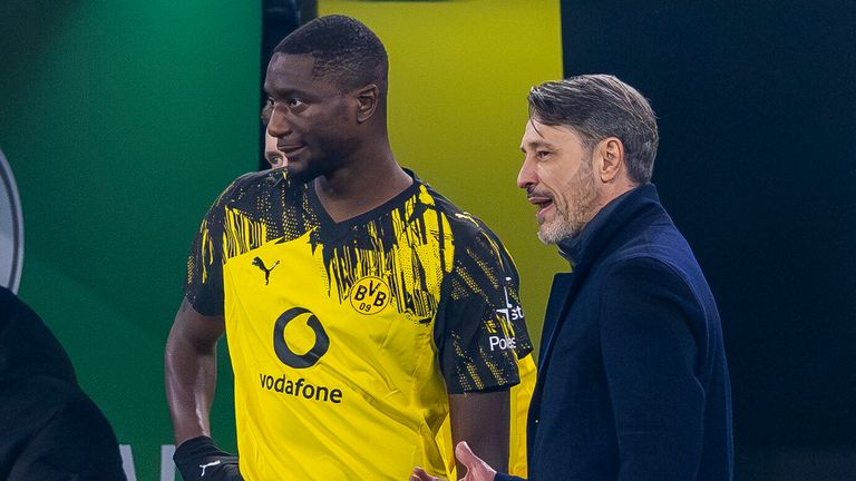 BVB-Trainer Niko Kovac (r.) spricht über die sportliche Situation von Serhou Guirassy.