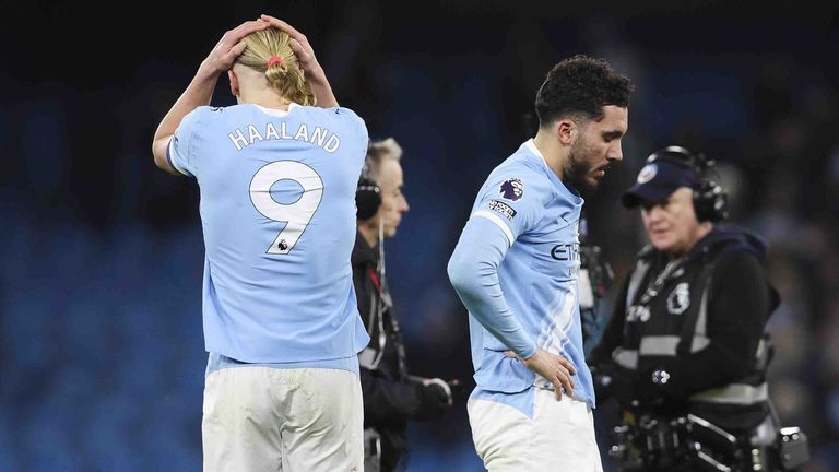 Erling Haaland (l.) und Rayan Cherki (r.) trauern der verpassten Chance hinterher, Druck auf Spitzenreiter Arsenal aufzubauen.