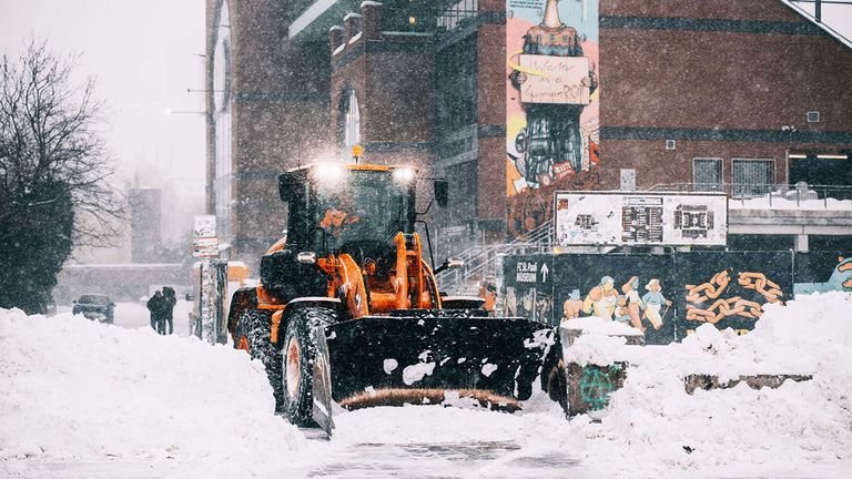 Aufräumarbeiten vor dem Millerntor-Stadion.