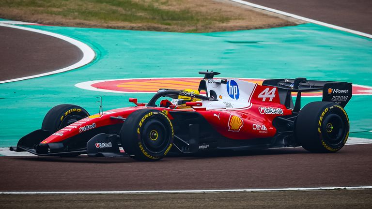 Lewis Hamilton fährt die Bestzeit in Barcelona.