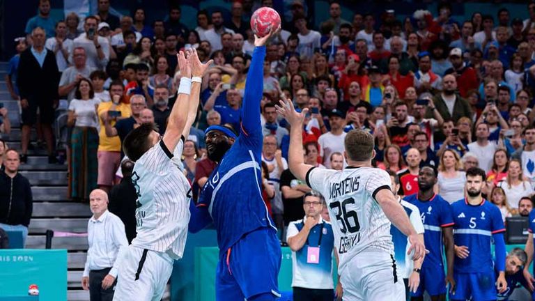 Schlüsselszene im Viertelfinale bei Olympia 2024: Frankreichs Dika Mem (2. v. r.) verliert den Ball kurz vor Ende der regulären Spielzeit.