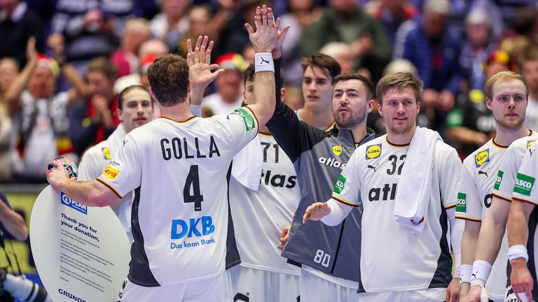 Das deutsche Team startet mit einem Sieg über Österreich in die Handball EM 2026. Am Samstag geht es gegen Serbien. 