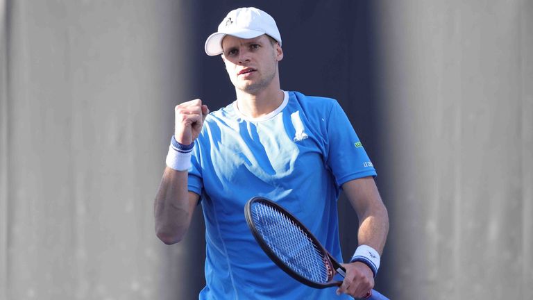 Yannick Hanfmann bejubelt seinen Einzug in Runde zwei.