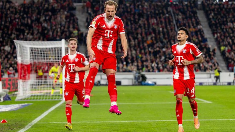 Harry Kane (M.), Joshua Kimmich (l.) und Luis Diaz /r.) feiern einen Treffer des FC Bayern beim 5:0 in Stuttgart.