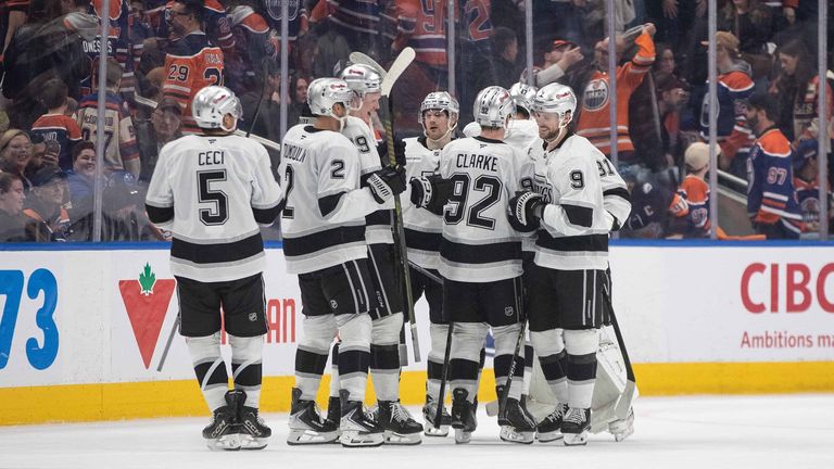 Die LA Kings feiern ihren 4:3 Shootout-Erfolg gegen die Edmonton Oilers nach einem packenden NHL-Duell in Kanada.