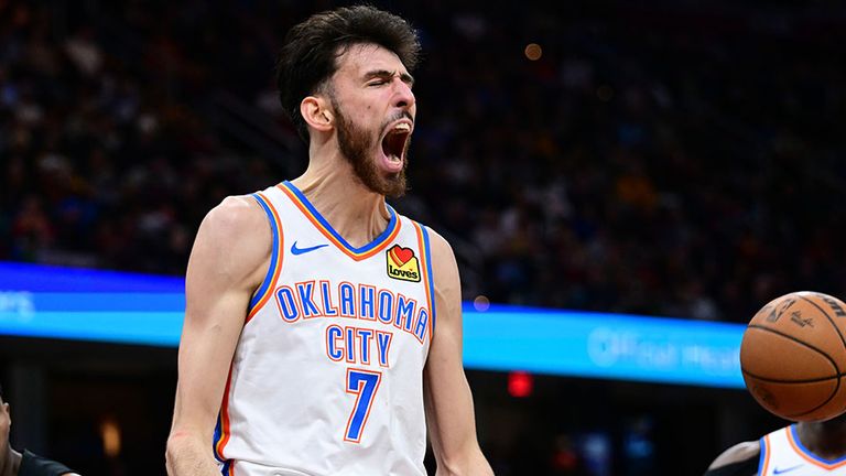Thunder-Center Chet Holmgren feiert sich nach einem Dunk.