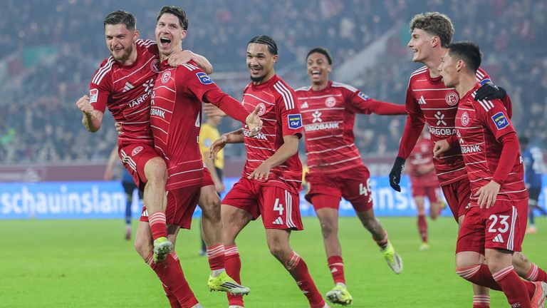 Cedric Itten (2. v. l.) erlöst die Fortuna spät.