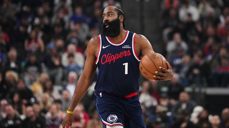 James Harden zieht an O'Neil vorbei.