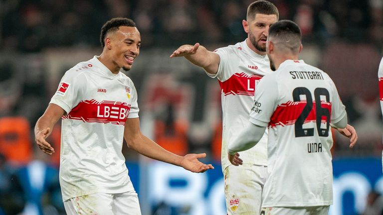 Jamie Leweling (l.) zeigte sich ob der hohen Halbzeitführung des VfB Stuttgart bei Bayer Leverkusen überrascht. 