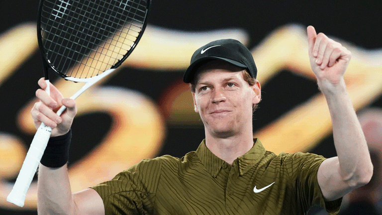 Jannik Sinner besiegt in der zweiten Runde der Australian Open James Duckworth mit 6:1, 6:4, 6:2.