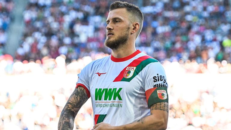 Jeffrey Gouweleeuw verlängert beim FC Augsburg.