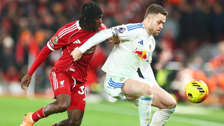 Liverpools Jeremie Frimpong (r.) in Aktion gegen Leeds.