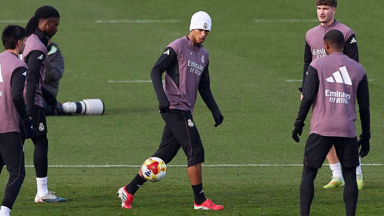 Jude Bellingham (M.) und Aurelien Tchouameni (2. v. l.) stehen nicht in Real Madrids Kader im Pokalspiel in Albacete.
