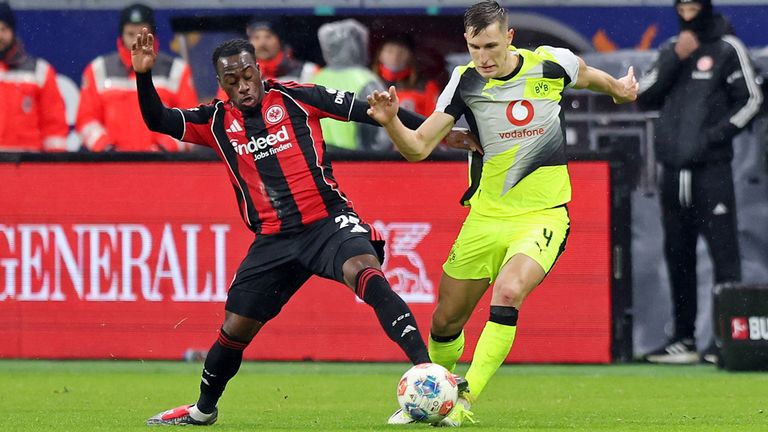 Frankfurt-Neuzugang Arnaud Kalimuendo (l.) trifft Dortmunds Nico Schlotterbeck (r.) heftig am linken Sprunggelenk.