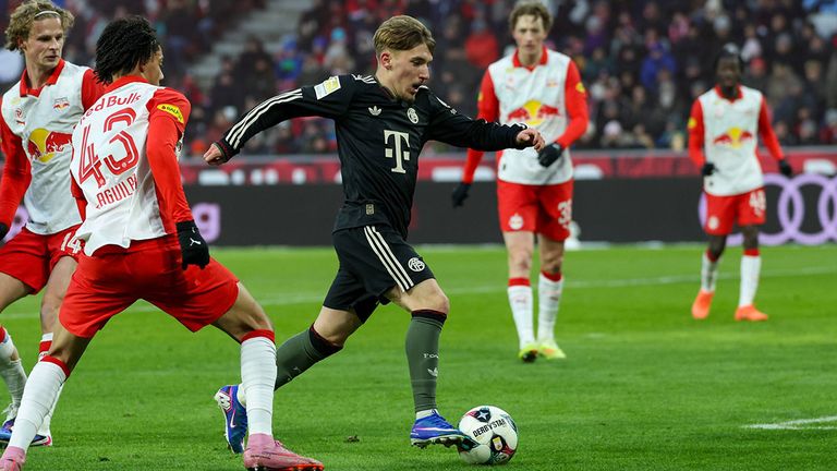 Lennart Karl (r.) spielt für den FC Bayern München auch in Salzburg stark auf.