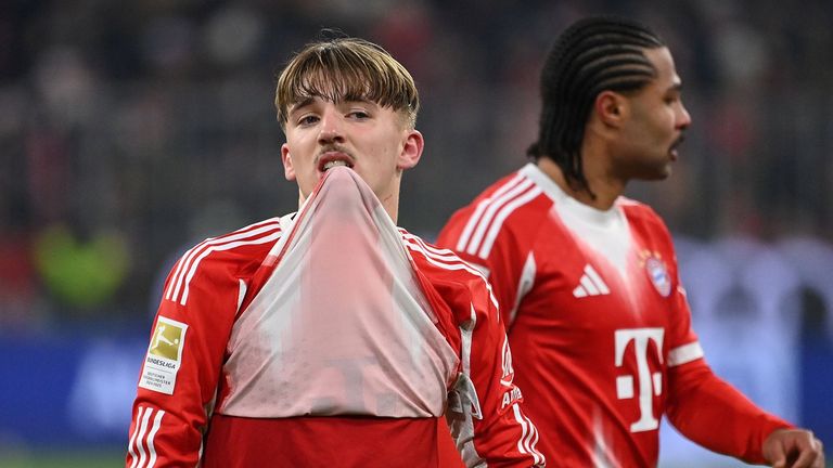 Lennart Karl (l.) und Serge Gnabry (r.) drohen das Bundesliga-Heimspiel gegen den FC Augsburg zu verpassen.