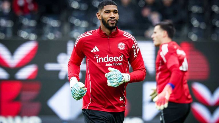 Auf wen soll Frankfurts Trainer Dino Toppmöller setzen?Auf Kaua Santos (vorne) oder auf Michael Zetterer?