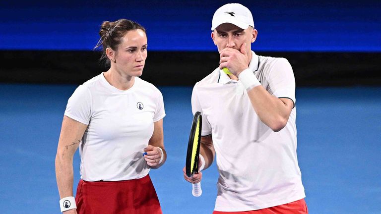 Katarzyna Kawa (l.) und Jan Zielinski gewannen das entscheidende Mixed-Doppel gegen Belinda Bencic und Jakub Paul mit 6:4, 6:3.