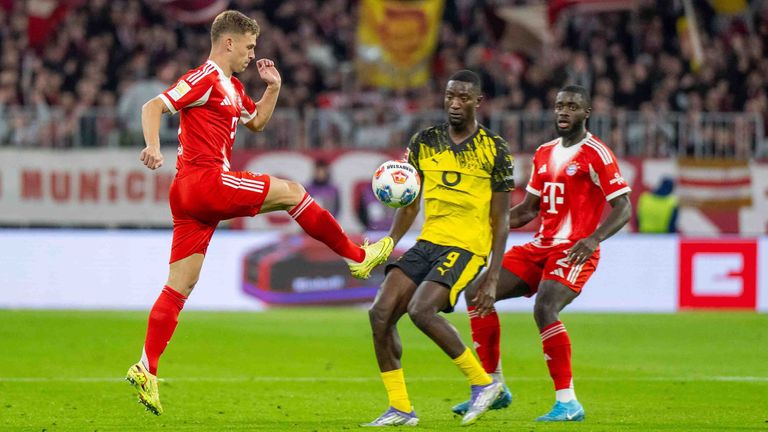 Joshua Kimmich im Zweikampf mit Serhou Guirassy von Borussia Dortmund.