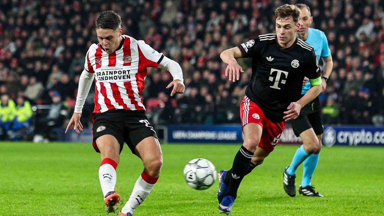 Joshua Kimmich (r.) spielt in Eindhoven in einem ungewohnten Outfit des FC Bayern.