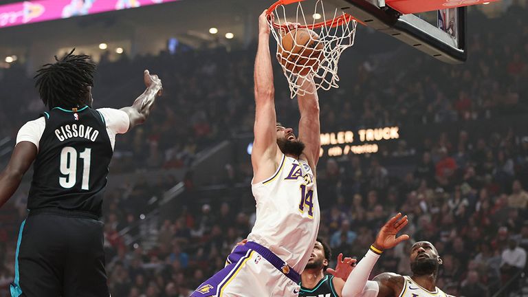 Lakers-Forward Maxi Kleber (M) stopft den Ball in den Korb.