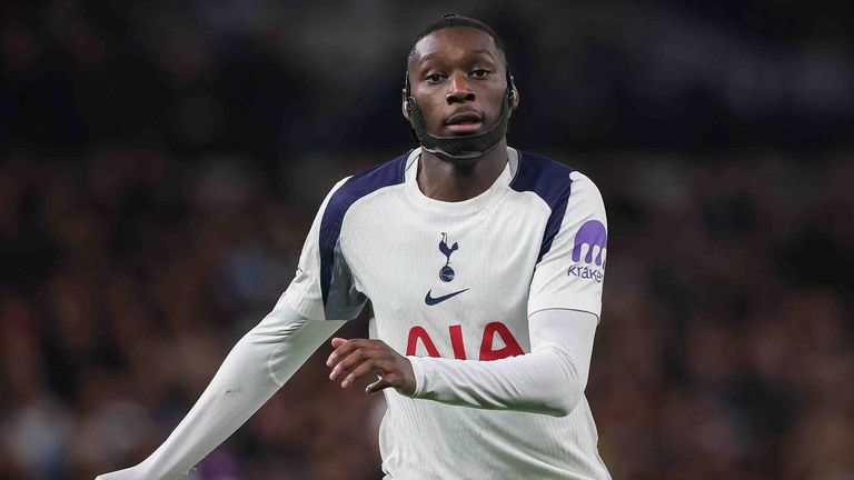 Der ehemalige Frankfurter Randal Kolo Muani ist auf dem Weg zum Flughafen in einen Autounfall verwickelt.