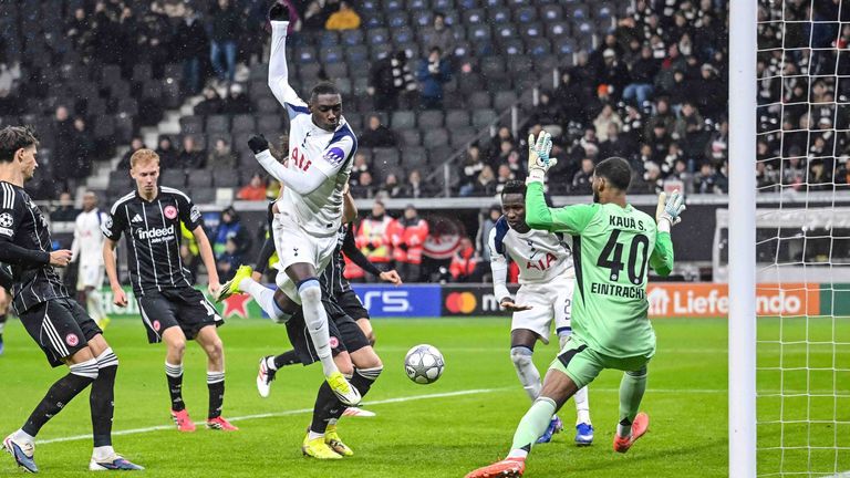 Randal Kolo Muani trifft für Tottenham Hotspur gegen seinen Ex-Klub Eintracht Frankfurt.