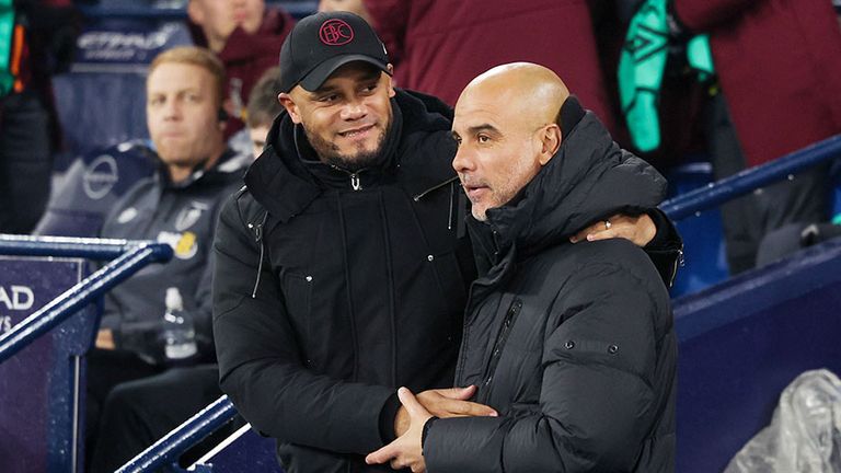 Bayern-Trainer Vincent Kompany (l.) herzt City-Coach Pep Guardiola.