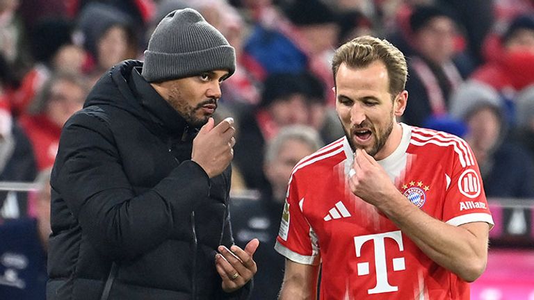 Bayern-Trainer Vincent Kompany (l.) im Gespräch mit Harry Kane.