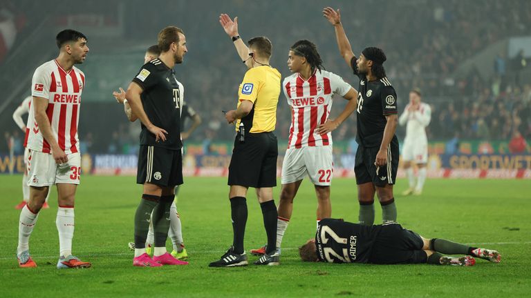 Konrad Laimer (am Boden) hat sich in Köln verletzt.