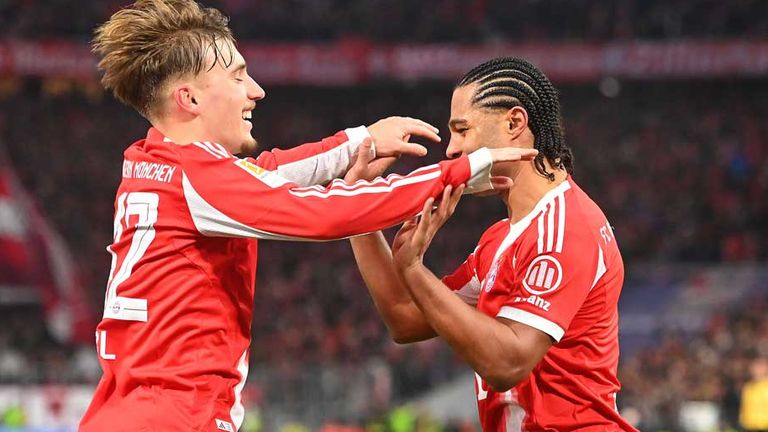 Lennart Karl (l.) und Serge Gnabry kämpfen um einen Platz in der Startelf gegen Wolfsburg.