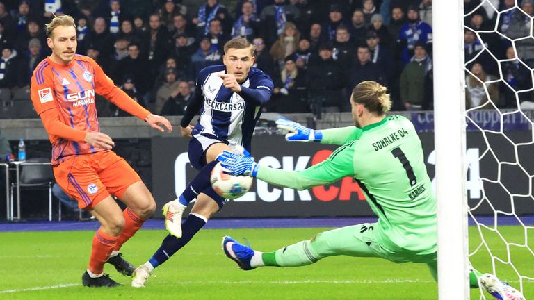 Loirs Karius (r.) rettet Schalke bei Hertha BSC einen Punkt.