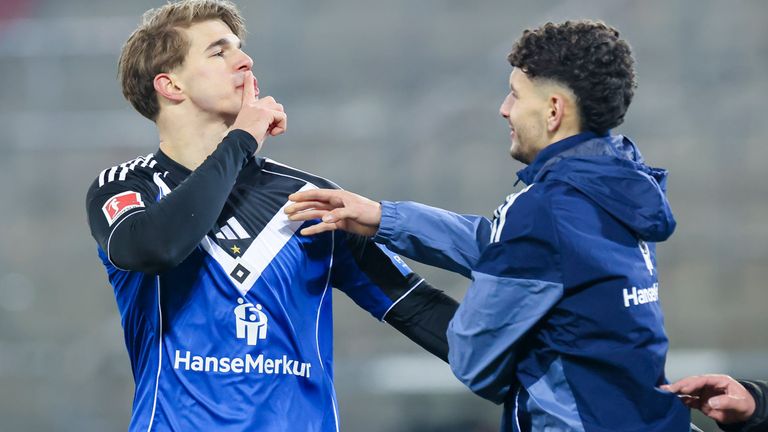 HSV-Profi Luka Vuskovic (l.) war mit dem Verhalten der St. Pauli-Fans alles anderes als einverstanden.