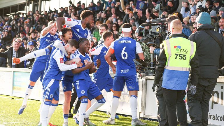 Macclesfield Town feiert die Sensation gegen Crystal Palace.