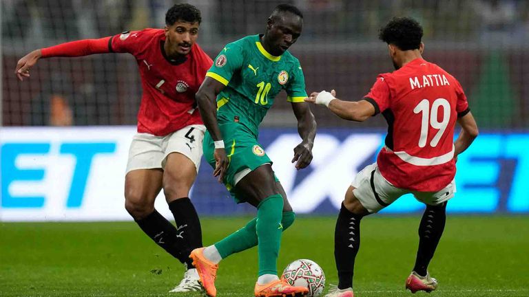 Sadio Mane (m.) und die senegalesische Nationalmannschaft setzten sich hauchzart gegen Ägypten durch.