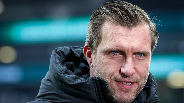 Markus Krösche lotst Wunschspieler Arnaud Kalimuendo nach Frankfurt.