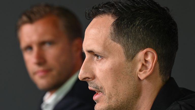Markus Krösche (l.) gibt Eintracht-Trainer Dino Toppmöller (r.) nach dem Spiel in Bremen wenig Rückendeckung.