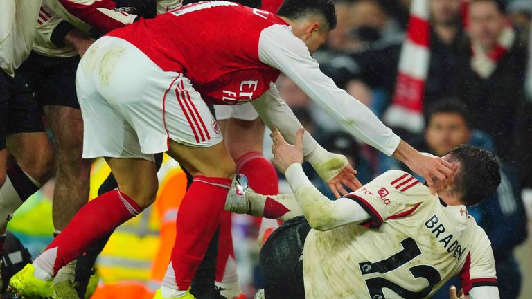 Arsenals Gabriel Martinelli (l.) wirft Liverpools Conor Bradley Schauspielerei vor. 