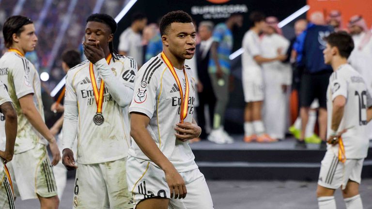 Kylian Mbappe verliert mit Real Madrid das Finale im Supercup gegen den FC Barcelona.